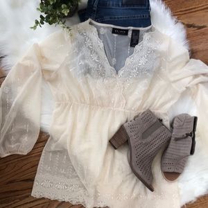 Axcess sheer lace top size L